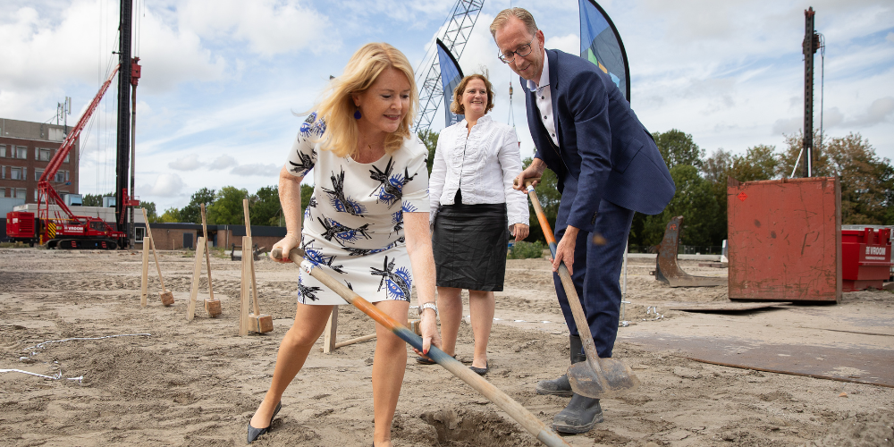 Foto verslag: eerste paal Holmkwartier geslagen